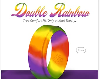 Puede incluir: Un anillo colorido con un diseño de Doble Arcoíris. El anillo presenta una vibrante mezcla de tonos naranja, amarillo, verde y morado. El anillo mide 9 mm de ancho (0,9 cm) y tiene el logo de Knot Theory.