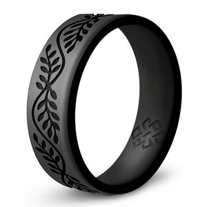 Op de afbeelding: Zwarte ring met een bladerenpatroon. De ring heeft een matte afwerking en een decoratief bladerenontwerp dat rond de band loopt. De ring is gemaakt van een flexibel materiaal en is geschikt voor dagelijks gebruik.