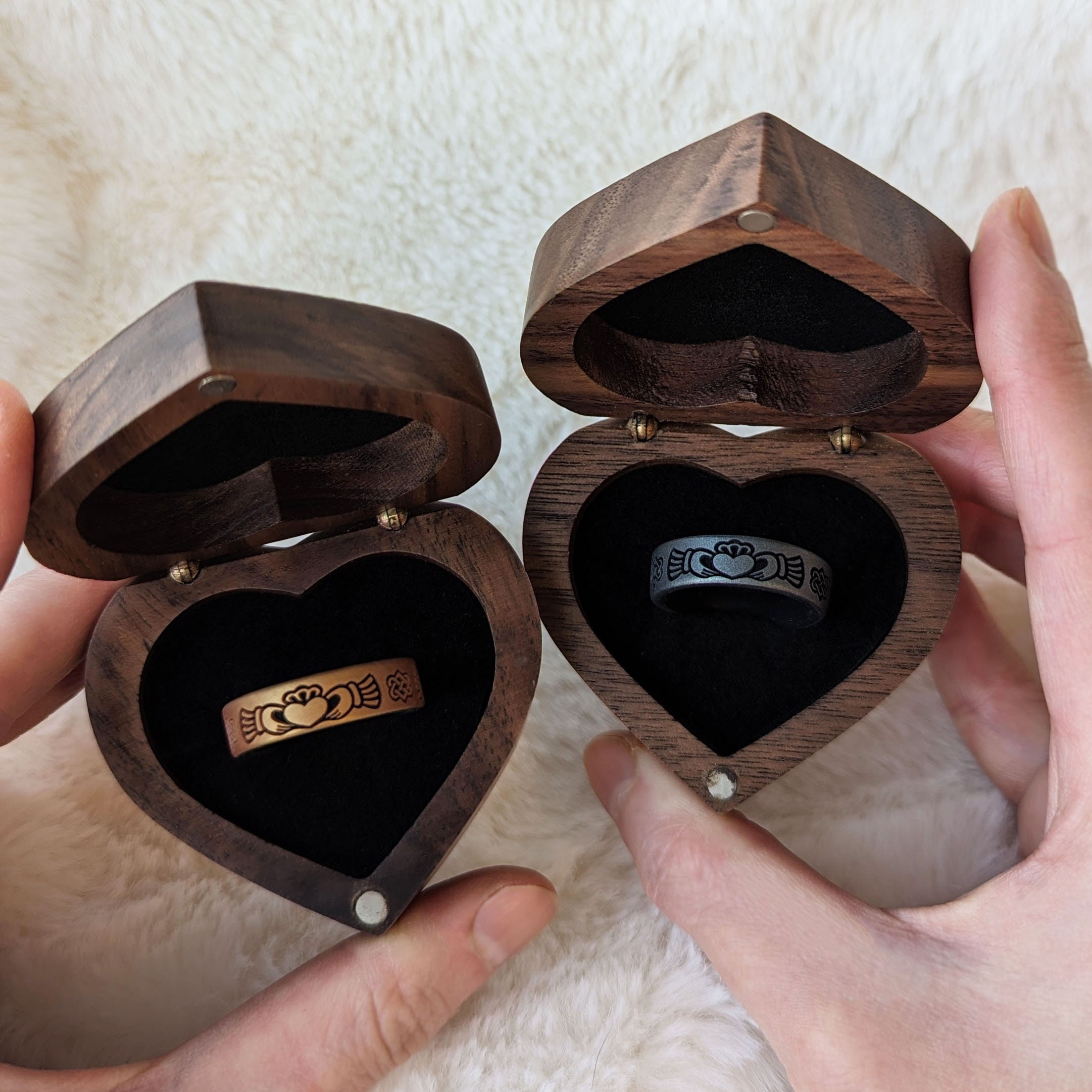 ZoeWei Ringbox van hout, massief walnoot, handgemaakte ringendoos, vierkante verlovingsringendoos voor huwelijksaanzoek, verloving, bruiloft en dagelijkse opslag