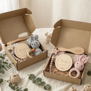Anpassad Hello World Baby Kanin Skallra Presentset, Personlig Nyföddask med Träkam, Nappkedja, Dopgåva för Nyfödd