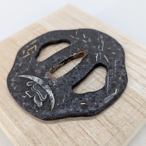 Antieke tsuba uit de Edo-periode – gesmeed ijzeren zwaard, maanmotief, zilver-goud inlegwerk