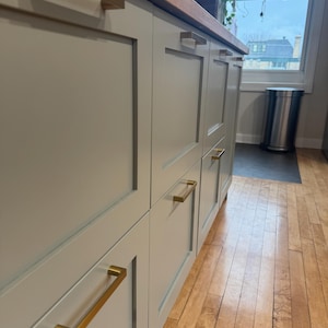 Puede incluir: Un letrero de madera rústica con el texto "Welcome to our home" en letras blancas. El letrero presenta un acabado envejecido y un diseño simple y acogedor, perfecto para la decoración de la entrada.