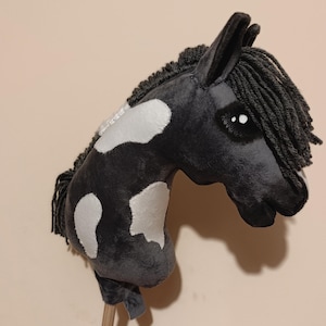 Cheval de bois A4, tarentule, gris tacheté, pie