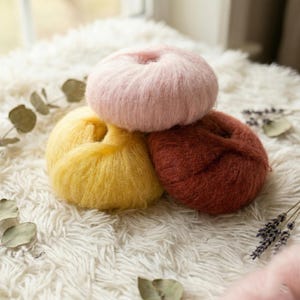 Hilo de mohair esponjoso para cabello de muñeca / Mezcla de seda para manualidades Waldorf Amigurumi / Materiales para arte textil / Lana fina para tejer encajes / 24 colores