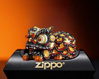 Encendedor coleccionable con diseño de danza del león, encendedor a prueba de viento, regalo para él, arte de león guardián grabado en 3D, encendedor cultural de bolsillo de primera calidad.