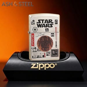 K&ouml;nnte beinhalten: Ein silbernes Zippo-Feuerzeug mit Star Wars-Grafiken, einschlie&szlig;lich des Textes "STAR WARS" und "I AM YOUR FATHER!". Das Feuerzeug hat ein Darth Vader-Medaillon und wird auf einem schwarzen Aschenbecher der Marke Zippo ausgestellt.
