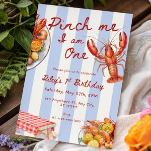 Peut inclure: Une invitation d'anniversaire avec une illustration de homard et le texte "Pinch me I am One". L'invitation a des rayures bleues et blanches et comprend les détails du 1er anniversaire de Riley, tels que la date, l'heure et le lieu. L'invitation est entourée de verdure et de fleurs.