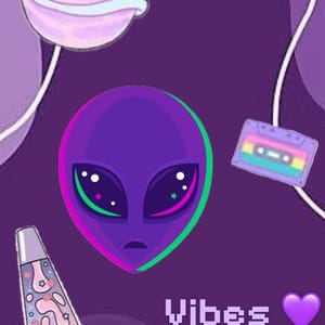 Pode incluir: Ilustração digital em tons de roxo, com uma cabeça de alienígena com detalhes em rosa e verde, um planeta, uma fita cassete e uma lâmpada de lava. A palavra "Vibes" é exibida com um coração roxo.