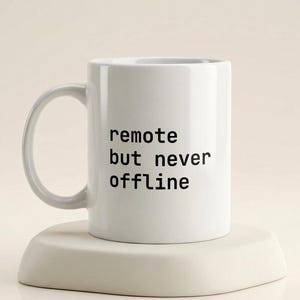 リモートでもオフラインじゃないマグカップ、面白いAIコーヒーカップ、同僚へのテクノロジー系オフィスギフト、プログラマーギフト、ChatGPT愛好家マグカップ