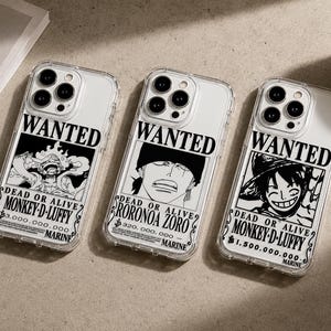 Puede incluir: Tres fundas transparentes para teléfono con carteles de búsqueda de One Piece en blanco y negro. Los diseños incluyen a Monkey D. Luffy, Roronoa Zoro y otro Monkey D. Luffy, con el texto WANTED, DEAD OR ALIVE, nombres y montos de recompensa.