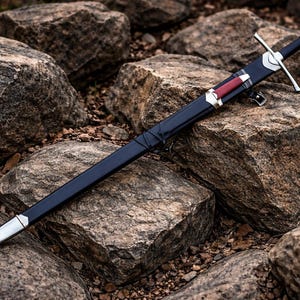 Könnte beinhalten: Ein Set aus drei Keramikbechern mit gesprenkelter, matter Oberfläche. Die Becher sind in den Farbtönen Creme, Hellgrau und Dunkelgrau gehalten. Jeder Becher hat ein schlichtes, minimalistisches Design, perfekt für Kaffee oder Tee.