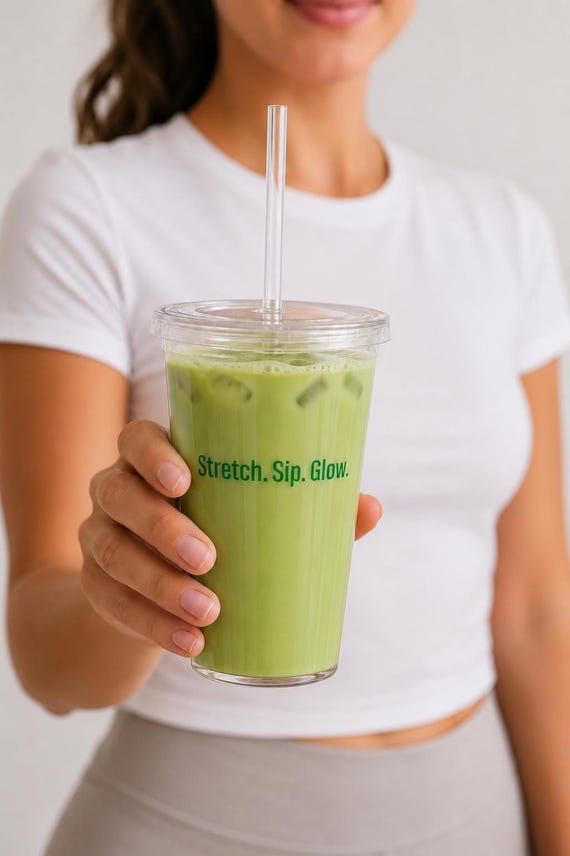 Eiskaffee Becher unterwegs – Sport Trinkbecher mit Deckel to go – Matcha Kunststoff Cup mit Strohhalm – Fitness Gym Girl Accessoires