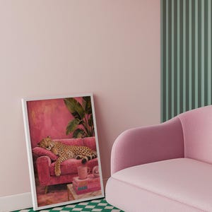 Gepardväggkonst, Lyxigt Rosa Tryck, Sömnig Leopard Glamour Djurtryck Maximalistisk Dekor bild 6