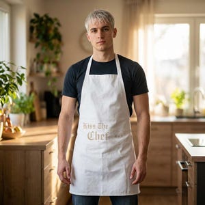 Kiss The Chef エプロン | ハートのグラフィック、筆記体文字、シェフの料理