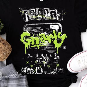 以下が含まれることがあります： 白い文字で「Welcome to our home」と書かれた素朴な木製の看板。 傷んだ仕上がりとシンプルなデザインで、玄関の装飾に最適です。