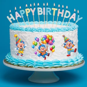 Może przedstawiać: Okrągły tort z białym lukrem i jasnoniebieskimi brzegami, zwieńczony zapalonymi świeczkami tworzącymi napis HAPPY BIRTHDAY. Z boku znajdują się trzy kolorowe ilustracje klauna w czapce imprezowej, z kt&oacute;rych jedna trzyma pęk balon&oacute;w.