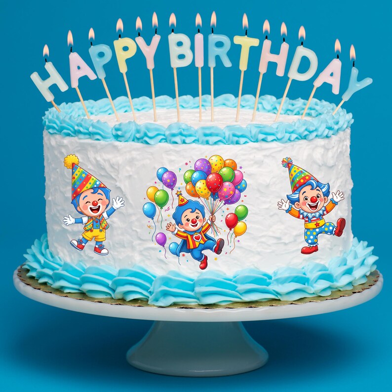 Może przedstawiać: Okrągły tort z białym lukrem i jasnoniebieskimi brzegami, zwieńczony zapalonymi świeczkami tworzącymi napis HAPPY BIRTHDAY. Z boku znajdują się trzy kolorowe ilustracje klauna w czapce imprezowej, z kt&oacute;rych jedna trzyma pęk balon&oacute;w.
