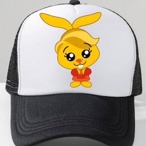 Puede incluir: Gorra de camionero en blanco y negro con un dise&ntilde;o de conejo de dibujos animados. El conejo es amarillo con una camisa roja y est&aacute; centrado en el panel frontal blanco. La gorra tiene una visera curva y una parte trasera de malla.