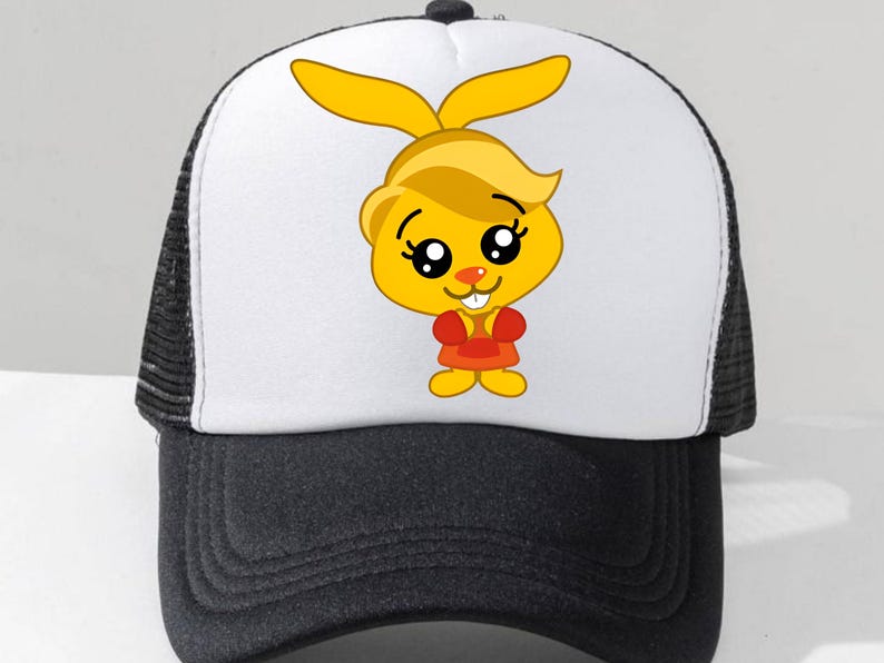 Puede incluir: Gorra de camionero en blanco y negro con un dise&ntilde;o de conejo de dibujos animados. El conejo es amarillo con una camisa roja y est&aacute; centrado en el panel frontal blanco. La gorra tiene una visera curva y una parte trasera de malla.