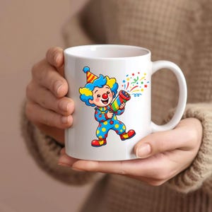 Może przedstawiać: Biały ceramiczny kubek z kolorową ilustracją klauna w ż&oacute;łto-pomarańczowym kapeluszu imprezowym, niebiesko-ż&oacute;łtej peruce oraz niebieskim kombinezonie w ż&oacute;łte kropki, trzymającego strzelającą tubę z konfetti w dłoniach.