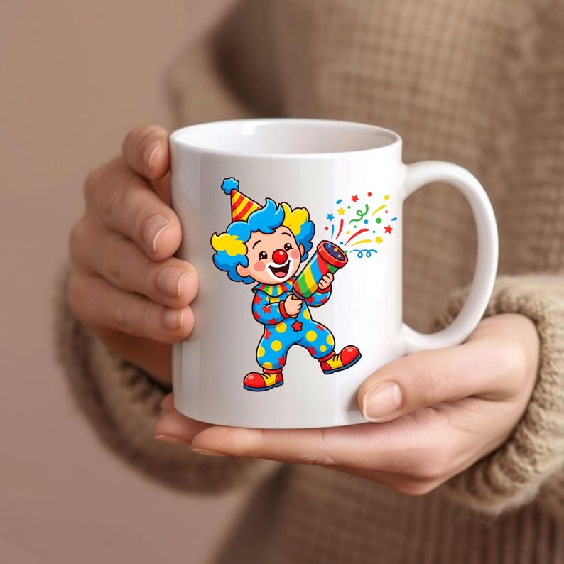 Może przedstawiać: Biały ceramiczny kubek z kolorową ilustracją klauna w ż&oacute;łto-pomarańczowym kapeluszu imprezowym, niebiesko-ż&oacute;łtej peruce oraz niebieskim kombinezonie w ż&oacute;łte kropki, trzymającego strzelającą tubę z konfetti w dłoniach.