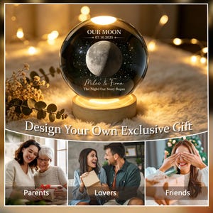Op de afbeelding: Een bolvormig glazen nachtlampje met een gedetailleerde maangrafiek, de tekst OUR MOON, 07.16.2025, Miles & Fiona en The Night Our Story Began. De bol rust op een ronde houten voet en wordt van onderaf verlicht om de maan te benadrukken.