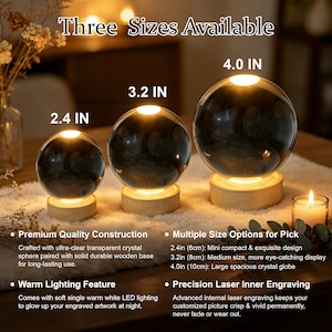 Op de afbeelding: Drie bolvormige kristallen lampen met lichtgekleurde houten voetstukken, gelabeld 2.4 IN, 3.2 IN en 4.0 IN. De tekst luidt Three Sizes Available, Premium Quality Construction, Multiple Size Options for Pick, Warm Lighting Feature en Precision Laser Inner Engraving.