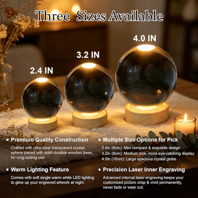 Op de afbeelding: Drie bolvormige kristallen lampen met lichtgekleurde houten voetstukken, gelabeld 2.4 IN, 3.2 IN en 4.0 IN. De tekst luidt Three Sizes Available, Premium Quality Construction, Multiple Size Options for Pick, Warm Lighting Feature en Precision Laser Inner Engraving.