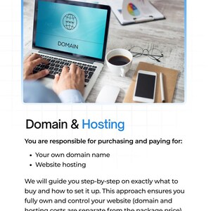 Puede incluir: Un port&aacute;til muestra un gr&aacute;fico de dominio de sitio web con la palabra "DOMAIN" en la pantalla. La imagen incluye una taza de caf&eacute;, un smartphone, gafas y el texto "Domain & Hosting".