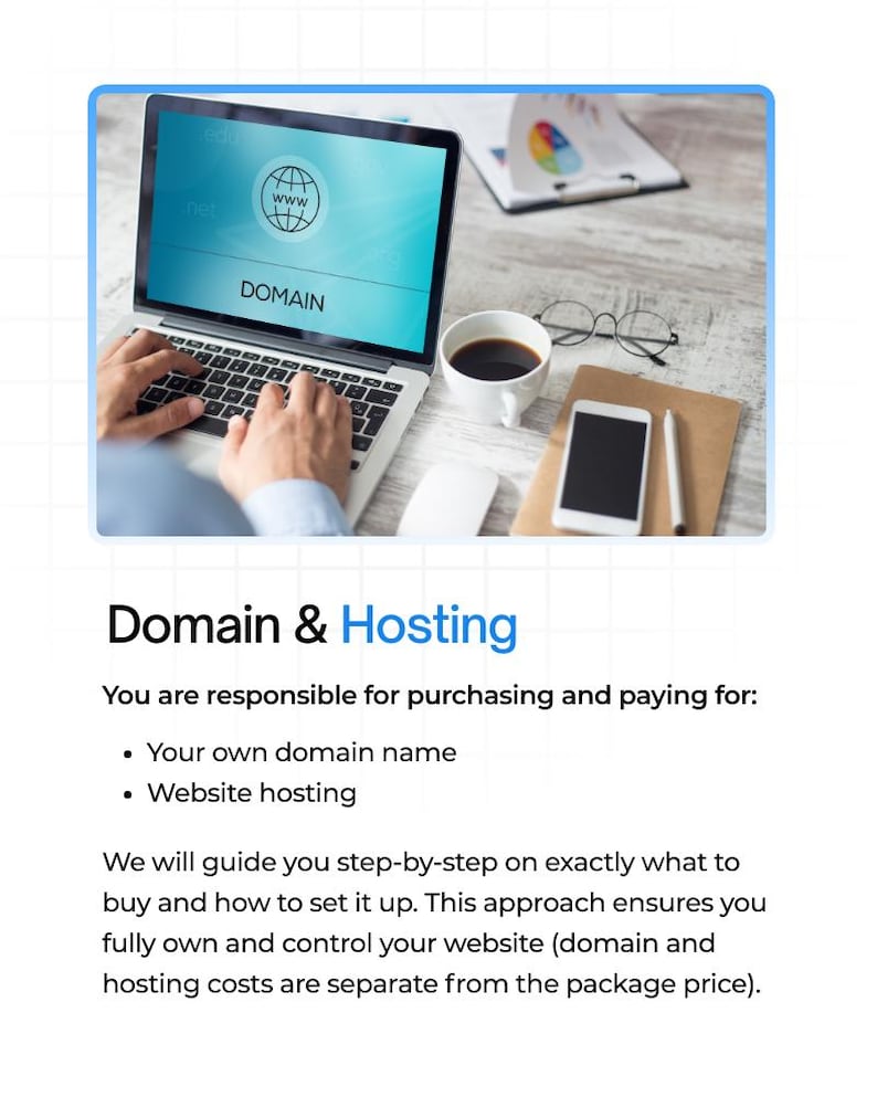 Puede incluir: Un port&aacute;til muestra un gr&aacute;fico de dominio de sitio web con la palabra "DOMAIN" en la pantalla. La imagen incluye una taza de caf&eacute;, un smartphone, gafas y el texto "Domain & Hosting".