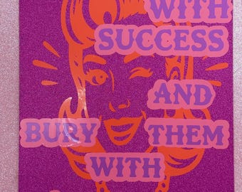 Stampa artistica con citazione motivazionale audace: "Uccidili con il successo e seppelliscili con un sorriso" - Decorazione murale femminile in stile retrò pop, formato A4 senza cornice.