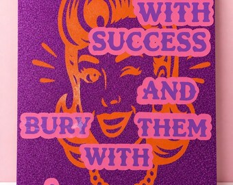 Lámina decorativa con cita motivacional impactante: “Mátalos con el éxito y entiérralos con una sonrisa” – Decoración de pared retro pop femenina A4 sin marco
