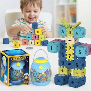 Peut inclure: Un enfant joue avec des blocs DIY colorés, assemblant une figurine de robot. L'ensemble comprend des cubes numérotés, des blocs avec des lettres et un récipient avec un design de fusée. Les blocs sont de différentes couleurs, dont le bleu, le jaune et le rose.