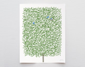 Puede incluir: Una lámina de arte rectangular que muestra una densa copa de árbol compuesta por numerosos puntos verdes pequeños. Dos pájaros azules pequeños están posados entre el follaje y un tercer pájaro está sentado en un nido. Un tronco gris sostiene el árbol y la palabra jones está firmada en la esquina inferior derecha.