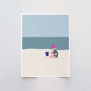 Lámina artística "Niña en la playa con cubo" – Obra de arte costera firmada - 130618