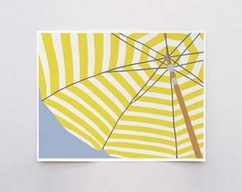 Könnte beinhalten: Ein Druck eines Strandsonnenschirms mit gelben und weißen Streifen. Der Holzpfahl und die schwarzen Stützlinien des Schirms sind vor einem hellblauen Hintergrund zu sehen. Das Kunstwerk ist ein minimalistisches, sommerliches Design.
