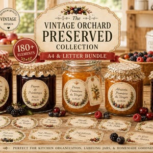 Può includere: Una collezione di cinque barattoli di vetro riempiti con varie conserve di frutta, ciascuno sormontato da una copertura in tessuto a motivi e un'etichetta decorativa. Il set include diverse etichette di carta ovali e rettangolari con illustrazioni di frutta.