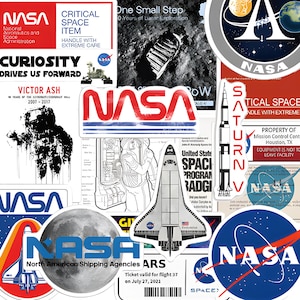 Puede incluir: Una colección de pegatinas con temática de la NASA, con el logotipo de la NASA, ilustraciones de transbordadores espaciales y textos como "Curiosity Drives Us Forward" y "Critical Space Item". Las pegatinas son de varias formas y tamaños, con colores rojo, azul y blanco.
