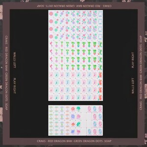 Puede incluir: Un juego de fichas de Mahjong con piezas blancas que presentan dise&ntilde;os grabados en colores, incluyendo motivos florales, tallos de bamb&uacute;, caracteres chinos y dragones. El conjunto incluye una cuadr&iacute;cula rectangular grande y una fila separada.