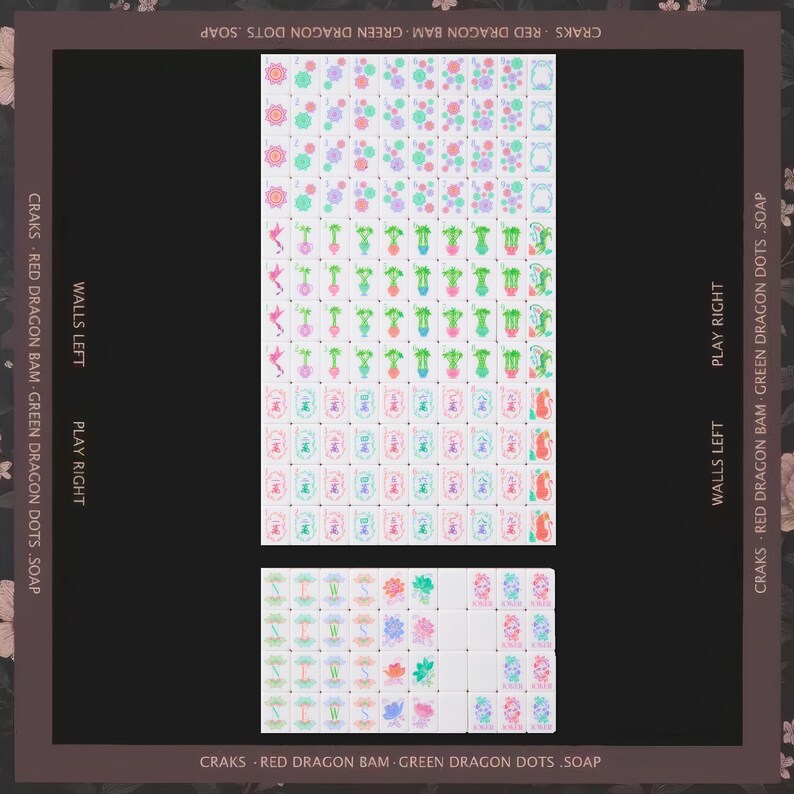 Puede incluir: Un juego de fichas de Mahjong con piezas blancas que presentan dise&ntilde;os grabados en colores, incluyendo motivos florales, tallos de bamb&uacute;, caracteres chinos y dragones. El conjunto incluye una cuadr&iacute;cula rectangular grande y una fila separada.
