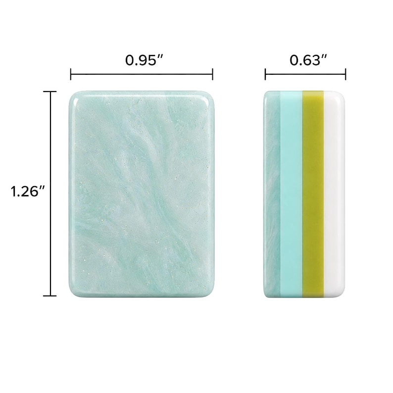 Puede incluir: Un bloque rectangular con una superficie de color verde claro jaspeado que mide 0,95 pulgadas por 1,26 pulgadas. Al lado, una vista lateral muestra rayas verticales en verde claro, turquesa, verde oliva y blanco, con un ancho de 0,63 pulgadas.