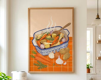 Könnte beinhalten: Ein gerahmter Kunstdruck mit einer blau-weiß gemusterten Auflaufform, gefüllt mit gerösteten Karotten, Kartoffeln, Zwiebeln und Kräutern. Ein Holzlöffel liegt in der Form, aus der Dampf aufsteigt. Darunter liegen Karotten, Zwiebeln und Kartoffeln auf einem orangefarbenen Gitter.