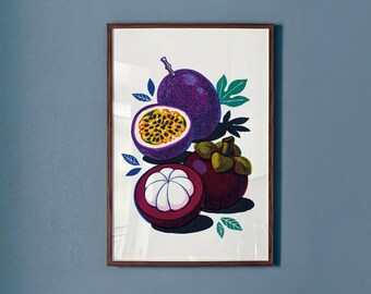 Könnte beinhalten: Ein gerahmter Kunstdruck mit einer farbenfrohen Illustration von Passionsfrucht und Mangostan. Das Bild zeigt eine ganze violette Passionsfrucht, eine halbierte Passionsfrucht mit gelben Kernen, eine ganze Mangostanfrucht und eine halbierte Mangostan.