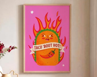 Könnte beinhalten: Ein gerahmter vertikaler Wandkunstdruck mit leuchtend rosa Hintergrund und einer zentralen Illustration eines lächelnden Tacos, der von orangefarbenen und roten Flammen umgeben ist. Ein weißes Banner zeigt den Text TACO 'BOUT HOT! mit Chili.