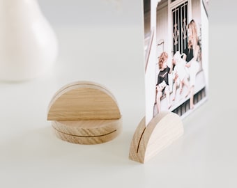 Piccolo portafoto in legno ARCH, portafoto, espositore per foto, semicerchio in legno, portafoto moderno, porta segnaposto, porta numeri da tavolo