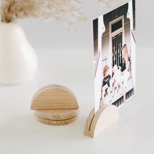 Pequeño soporte de fotos de madera ARCH, soporte para fotos, exhibición de fotos, semicírculo de madera, soporte moderno para fotos, tarjetero, soporte para número de mesa