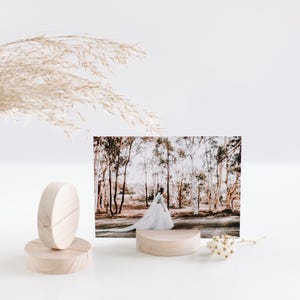 Small CIRCLE Photo Stand LIGHT TIMBER, Wooden Picture Holder, Photo Display, Card Stand Holder, Desk Accessory, Menu Holder