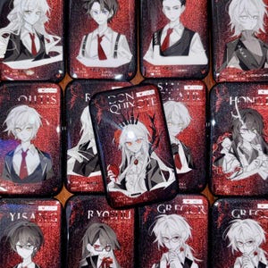 Puede incluir: Una colección de pines metálicos rectangulares con ilustraciones de personajes estilo anime sobre un fondo rojo y negro brillante. Cada pin muestra un retrato único con nombres impresos como Don Quixote, Otis y Gregor.