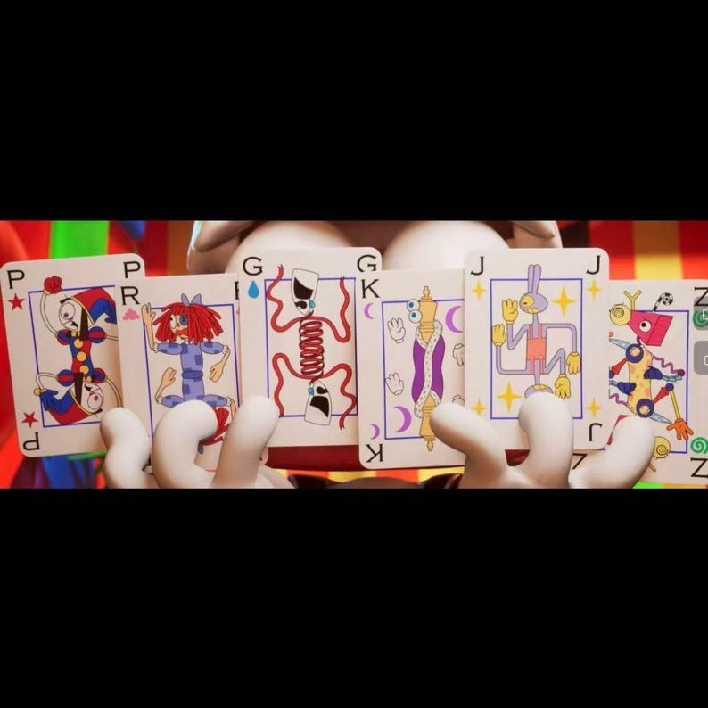 Puede incluir: Un conjunto de seis cartas de juego sostenidas en una mano, con coloridas ilustraciones de dibujos animados de varios personajes. Las cartas muestran las letras P, R, G, K, J y Z en las esquinas, con figuras &uacute;nicas y estilizadas como un buf&oacute;n.