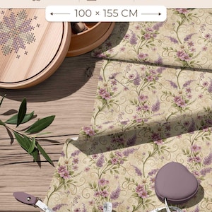 100 procent bomuldsstof med lilla blomstermonster pa beige baggrund til quiltning syning patchwork og boligtekstiler 100 x 155 cm